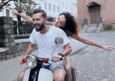 Genç çift sürme motosiklet City