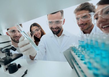 Laboratuvarda çalışan Eczacılar grubu.