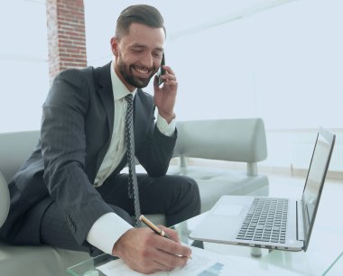 Bir smartphone, işle ilgili konuları tartışırken işadamı