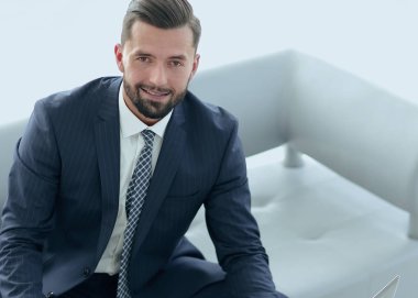 mali grafikler ile bir dizüstü bilgisayar üzerinde çalışan iş adamı