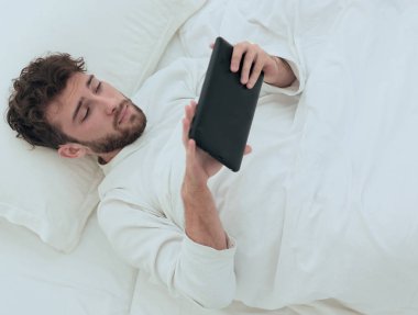 arka plan görüntüsü. Dijital tablet ile çalışan adam.