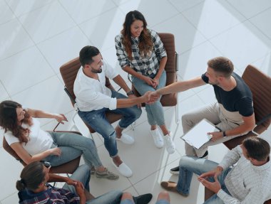 Yukarıdan bak. İş arkadaşlarıyla tokalaşma.