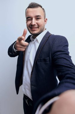 mutlu başarılı bir işadamı kopya alanı işaret