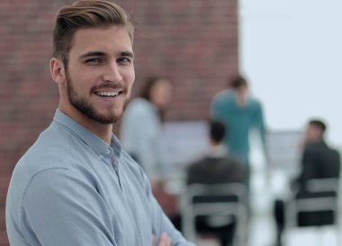 Ortak çalışma süreci, modern ofiste çalışan tasarımcılar..