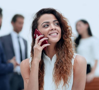 Yakın plan. Akıllı telefonlu bir iş kadını.