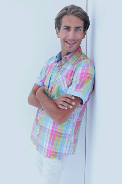 Başarılı modern adam. beyaz üzerine izole