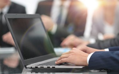 Dizüstü bilgisayarda çalışan iş adamı elinde.