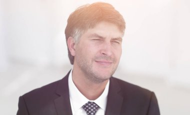 Modern bir hayırsever işadamı portresi.