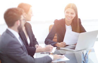 İş ortakları toplantıda belge ve fikirleri tartışıyor