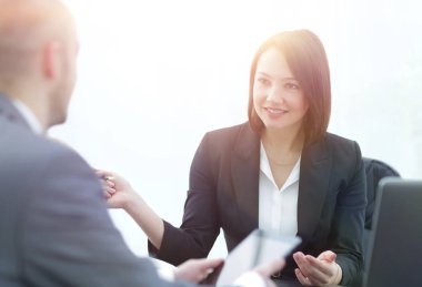 Patron ve çalışanların el sıkışmasıyla başarılı bir iş görüşmesi.