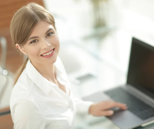 Πορτρέτο της νεαρής γυναίκας που λειτουργεί με έναν φορητό υπολογιστή . — Φωτογραφία Αρχείου