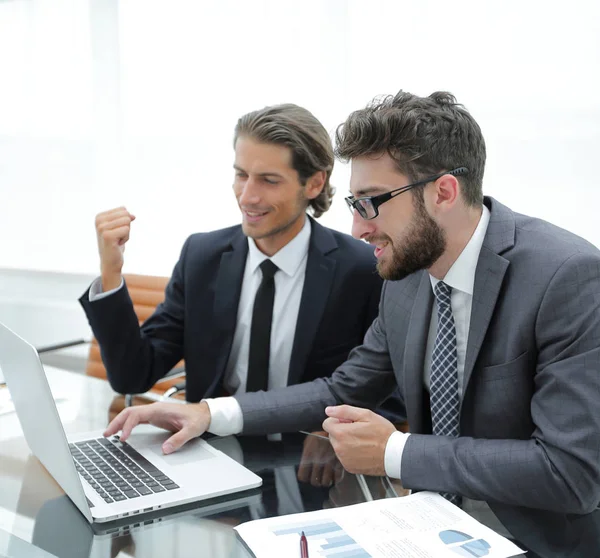 Dos personas de negocios que trabajan en el portátil . — Foto de Stock