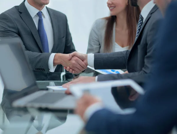 Compañeros de negocios sentados en una mesa durante una reunión con dos — Foto de Stock