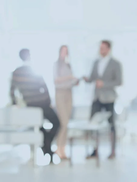 Imagen es borrosa. Equipo de negocios en la oficina — Foto de Stock