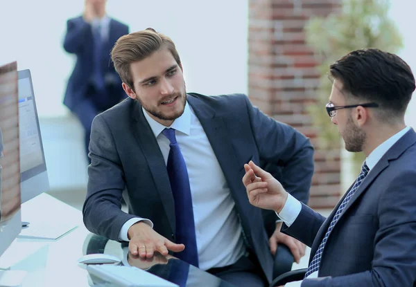 Socios seguros discutiendo ideas, planificando proyectos — Foto de Stock