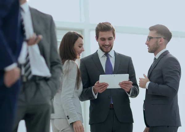 Happy business collega 's in modern kantoor met behulp van tablet — Stockfoto