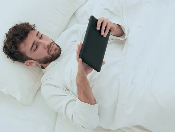 Imagem de fundo. homem trabalhando com tablet digital . — Fotografia de Stock