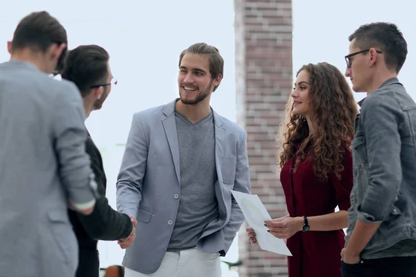 Handshake partnerów w biurze creative. — Zdjęcie stockowe