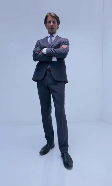 Hombre de negocios serio de pie en una habitación en blanco . —  Fotos de Stock