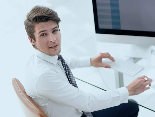 Співробітник сидить перед екраном комп'ютера — стокове фото