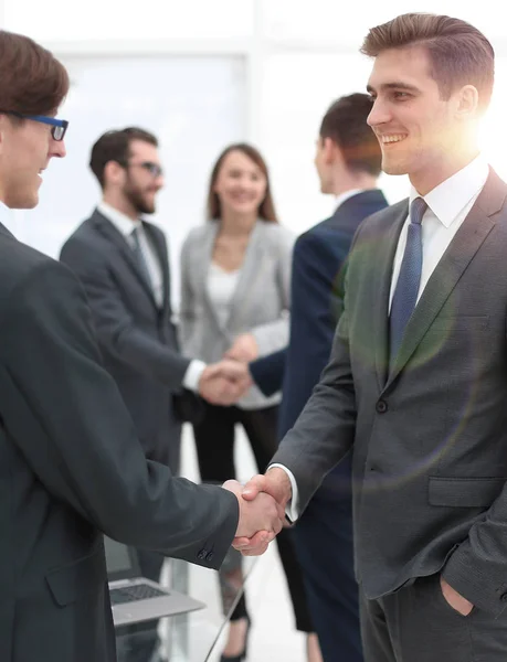 Två affärsmän handskakning, gratulera till befordran. — Stockfoto