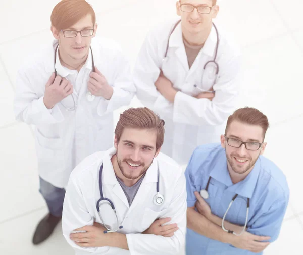 Vue du haut. équipe de médecins regardant la caméra — Photo