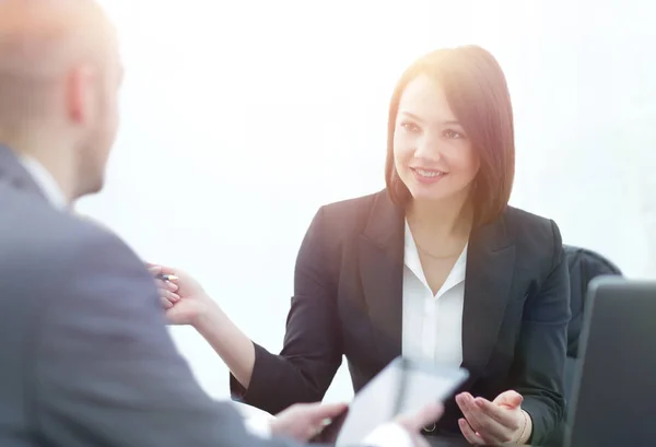 Succesvol sollicitatiegesprek met baas en werknemer handdruk — Stockfoto