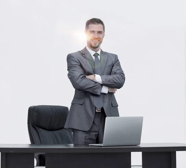 Leader di successo, in piedi dietro una scrivania — Foto Stock