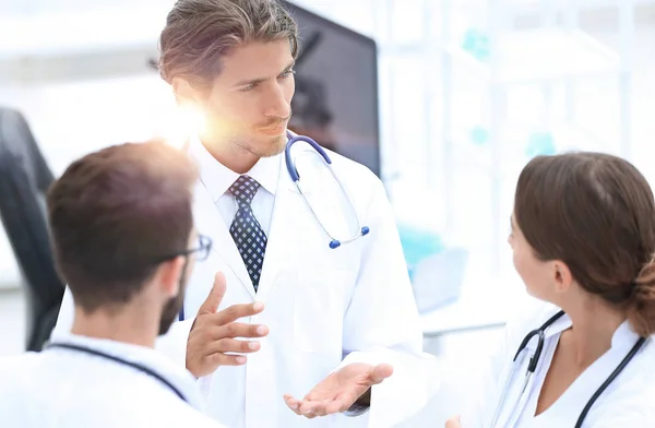 Grupo de médicos hablando — Foto de Stock