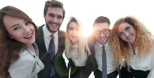 Счастливая бизнес-команда смотрит в камеру — стоковое фото