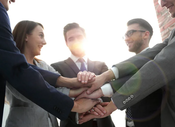 Gruppo di amici con le mani in pila, Lavoro di squadra — Foto Stock