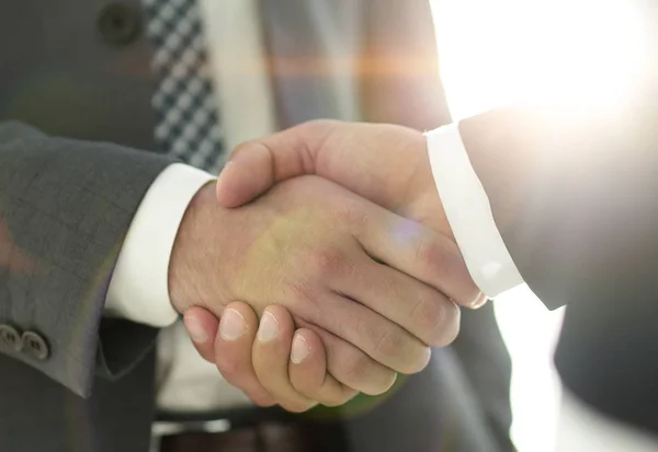 Biznesmen dając ręką Handshake do partnera — Zdjęcie stockowe