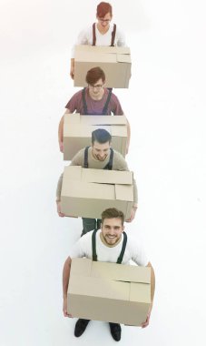 Kutuları üst üste beyaz izole, ayakta tutan genç Nakliyeciler 