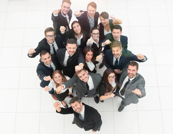 Conceptul de succes. echipa de afaceri ridicând mâinile și uitându-se la cameră . — Fotografie, imagine de stoc