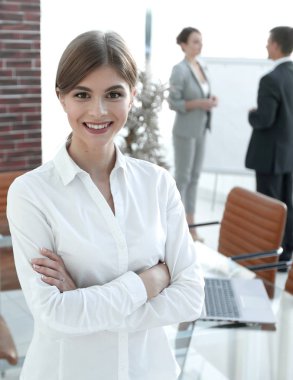 Masaüstünde duran genç bayan asistan.