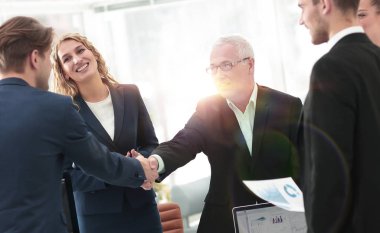 Ofiste konferans salonunda tokalaşırken işadamları