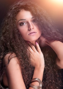 Kadın modeli uzun parlak dalgalı saç modeli ile.