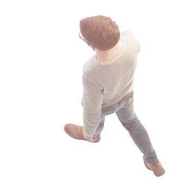 ciddi genç adam önde gidiyor. Perspektif kavramı.