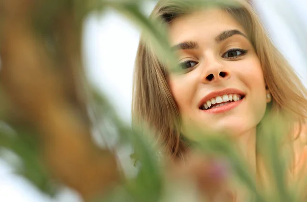 Portrait of smiling woman face on blurred background. — Stock Photo, Image