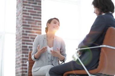 bir erkek ve bir kadın ofiste rahat konuşma