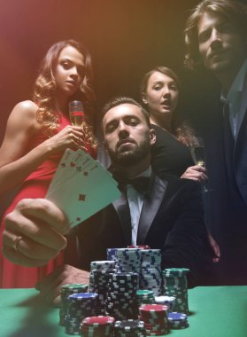 Erkekler ve kadınlar casino poker oynamaya konsantre