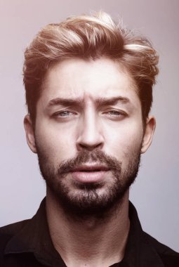 düşünceli işadamı çenesinin altından elini tutarak