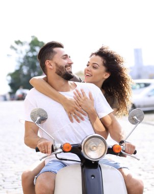 Güneşli bir günde bir şehir sürme mutlu genç Çift