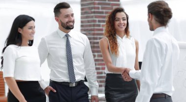 karşılıklı iş ortakları ofiste.