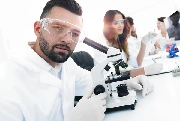 Close-up de técnico do sexo masculino sentado em seu trabalho no laboratório — Fotografia de Stock