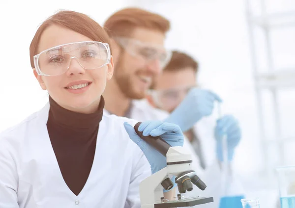 Cientista feminina em laboratório . — Fotografia de Stock