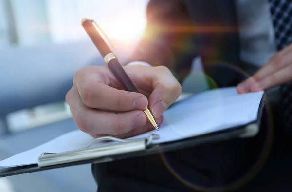 Un homme d'affaires signe un contrat. Stylo de maintien à la main . — Photo