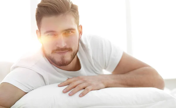 Primer plano. Hombre sonriente acostado en el sofá —  Fotos de Stock