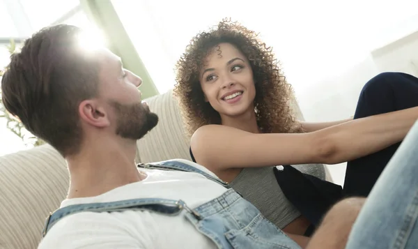 Primer plano de una feliz pareja casada sentada en un nuevo apartamento — Foto de Stock