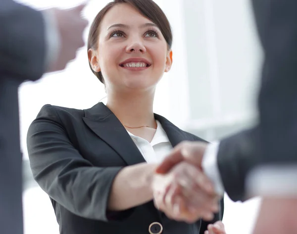 Geschäftsfrau schüttelt einem Geschäftsmann während eines Meetings die Hand — Stockfoto